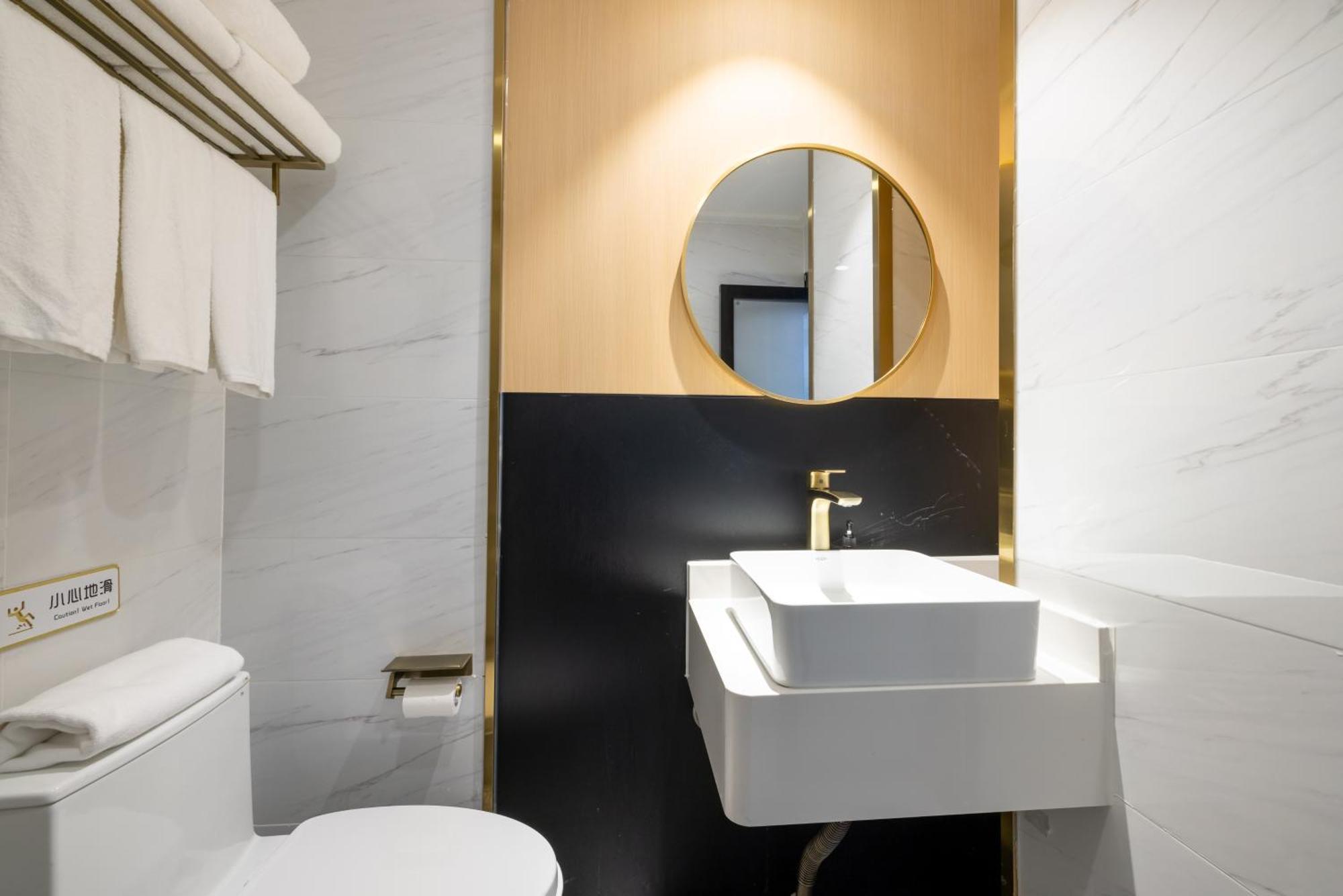 East Sacred Hotel--Very Near Beijing Tiananmen Square ,The Forbidden City,The Temple Of Heaven ,3 Minutes' Walk To Wangfujing Subway ,Located In The Center Of Beijing, Many Shopping Malls Around,Newly Renovated Hotel-Able To Receive Foreign Guests Zewnętrze zdjęcie