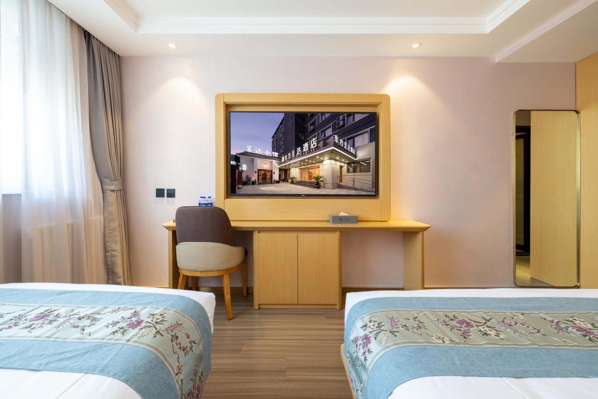East Sacred Hotel--Very Near Beijing Tiananmen Square ,The Forbidden City,The Temple Of Heaven ,3 Minutes' Walk To Wangfujing Subway ,Located In The Center Of Beijing, Many Shopping Malls Around,Newly Renovated Hotel-Able To Receive Foreign Guests Zewnętrze zdjęcie